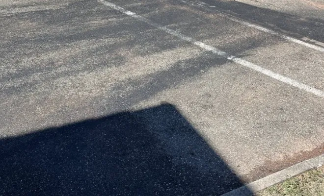 Nettoyage d'une cours d'école suite à une pollution à l'huile de vidange à Colombier, Vaulx-Milieu, JP ASSAINISSEMENT