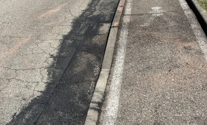 Nettoyage d'une cours d'école suite à une pollution à l'huile de vidange à Colombier, Vaulx-Milieu, JP ASSAINISSEMENT