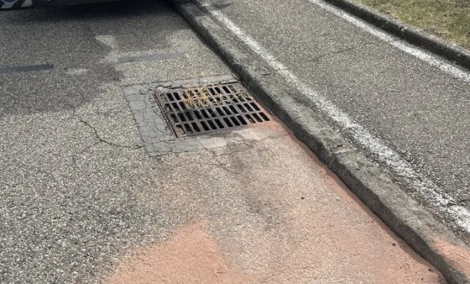 Nettoyage d'une cours d'école suite à une pollution à l'huile de vidange à Colombier, Vaulx-Milieu, JP ASSAINISSEMENT