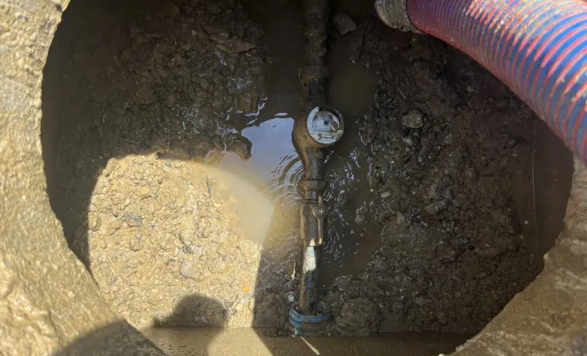 Nettoyage d'un regard compteur d'eau potable pour réparation d'une fuite à Septème, Vaulx-Milieu, JP ASSAINISSEMENT