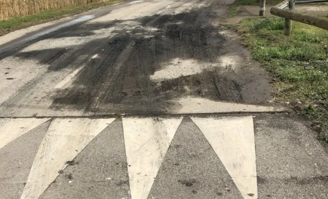 Nettoyage haute préssion d'une route suite à un débordement d'eaux usées à Colombier, Vaulx-Milieu, JP ASSAINISSEMENT