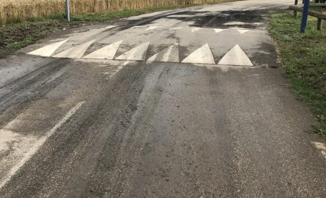 Nettoyage haute préssion d'une route suite à un débordement d'eaux usées à Colombier, Vaulx-Milieu, JP ASSAINISSEMENT