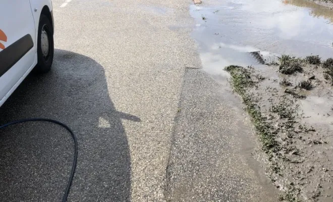 Nettoyage haute préssion d'une route suite à un débordement d'eaux usées à Colombier, Vaulx-Milieu, JP ASSAINISSEMENT