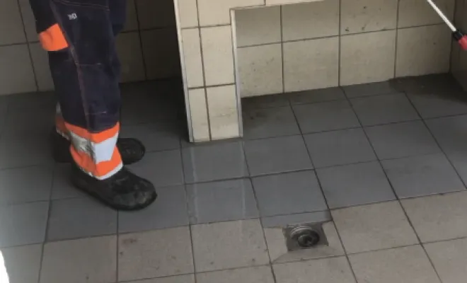 Nettoyage haute pression avec désinfectant de bloc sanitaire public à chassieu, Vaulx-Milieu, JP ASSAINISSEMENT