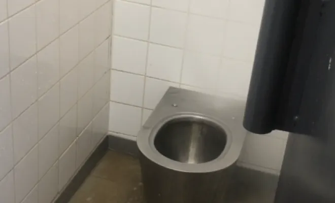 Nettoyage haute pression avec désinfectant de bloc sanitaire public à chassieu, Vaulx-Milieu, JP ASSAINISSEMENT