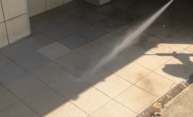 Nettoyage haute pression avec désinfectant de bloc sanitaire public à chassieu, Vaulx-Milieu, JP ASSAINISSEMENT