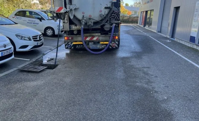 Pompage boue , nettoyage haute pression du parking suite a un débordement dans une entreprise à Bourgoin Jallieu, Vaulx-Milieu, JP ASSAINISSEMENT