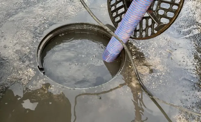 Pompage de flaque d 'eau et nettoyage de puits perdu dans une entreprise à Grenay, Vaulx-Milieu, JP ASSAINISSEMENT