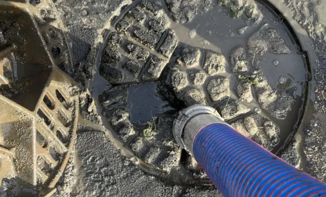 Pompage de flaque d 'eau et nettoyage de puits perdu dans une entreprise à Grenay, Vaulx-Milieu, JP ASSAINISSEMENT