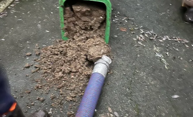 Pompage de poubelles de dégrilleur de station d'épuration à Pommier, Vaulx-Milieu, JP ASSAINISSEMENT