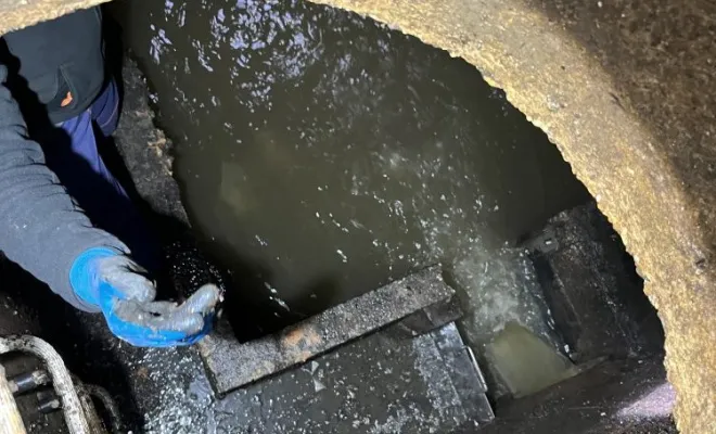 Pompage et nettoyage d'un gros dessableur de résidu d'assainissement à Villefranche, Vaulx-Milieu, JP ASSAINISSEMENT