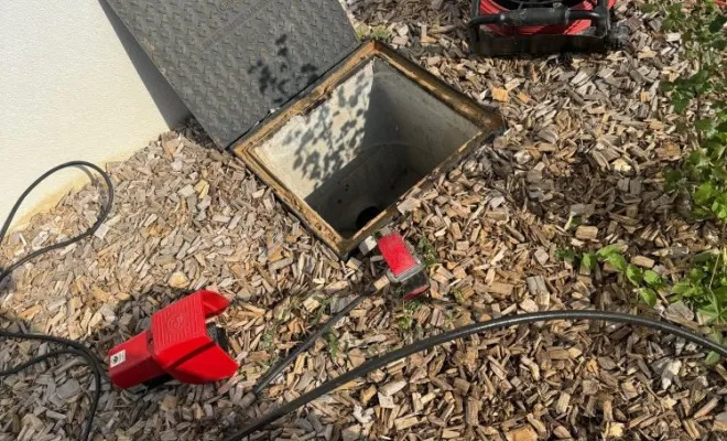 Ponçage des excédant de colle sur des emboitement de tuyaux avec robot fraisage sur un chantier à Meyrieu-les-Etangs, Vaulx-Milieu, JP ASSAINISSEMENT