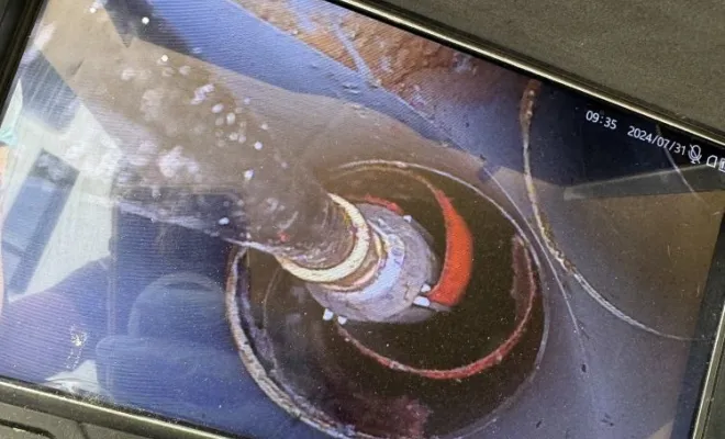 Ponçage des excédant de colle sur des emboitement de tuyaux avec robot fraisage sur un chantier à Meyrieu-les-Etangs, Vaulx-Milieu, JP ASSAINISSEMENT