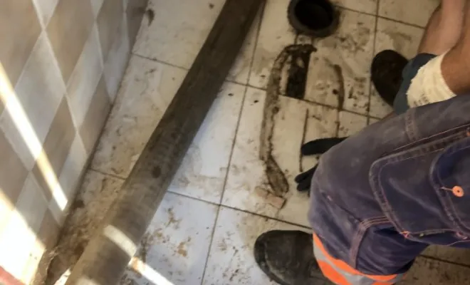 Vidange d une ancienne fosse septique dans un wc à Caluire, Vaulx-Milieu, JP ASSAINISSEMENT