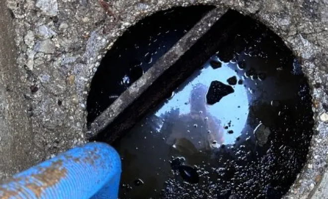 Vidange d'une fosse septique avec le mini hydro à Pusignan, Vaulx-Milieu, JP ASSAINISSEMENT