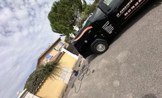 Vidange d'une fosse septique avec le mini hydro à Pusignan, Vaulx-Milieu, JP ASSAINISSEMENT