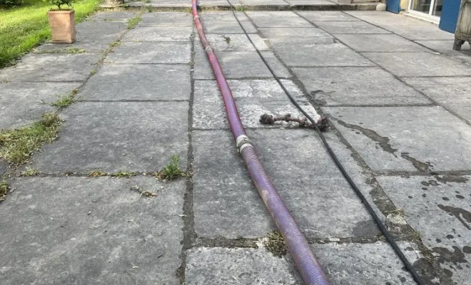 Vidange d'une fosse toutes eaux pour entretien à Moidieu la Detourbe, Vaulx-Milieu, JP ASSAINISSEMENT