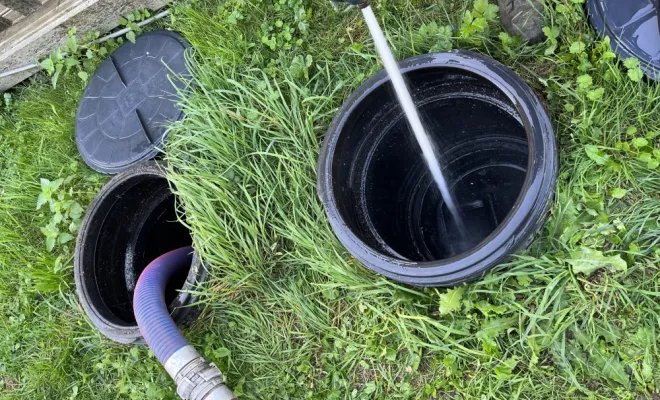 Vidange d'une fosse toutes eaux pour entretien chez un particulier à Roche, Vaulx-Milieu, JP ASSAINISSEMENT