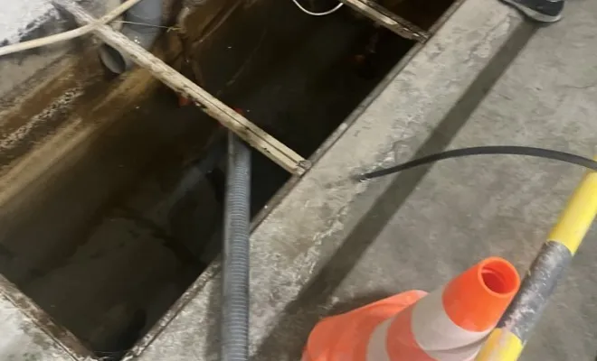 Vidange d'une petite fosse de décantation machine dans une entreprise à Saint Bonnet de Mure, Vaulx-Milieu, JP ASSAINISSEMENT