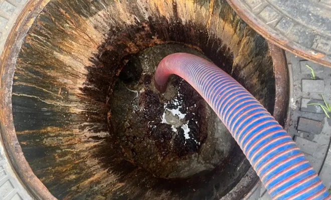 Vidange et nettoyage d'un bac à graisse d'une chaine de restaurant à Lyon, Vaulx-Milieu, JP ASSAINISSEMENT