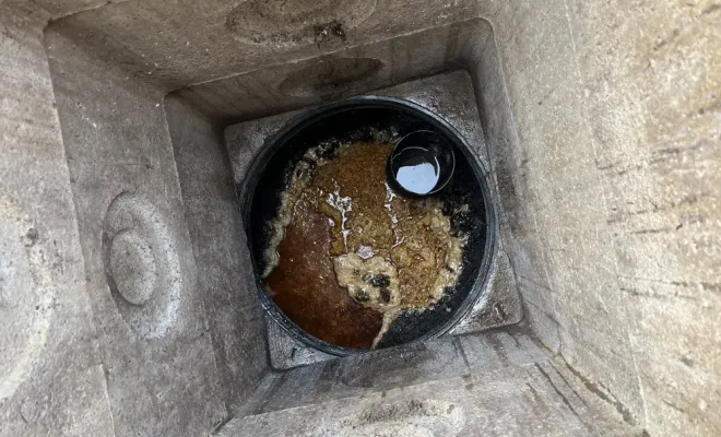 Vidange et nettoyage d'un bac à graisse dans un collège à Saint Jean de Bournay, Vaulx-Milieu, JP ASSAINISSEMENT