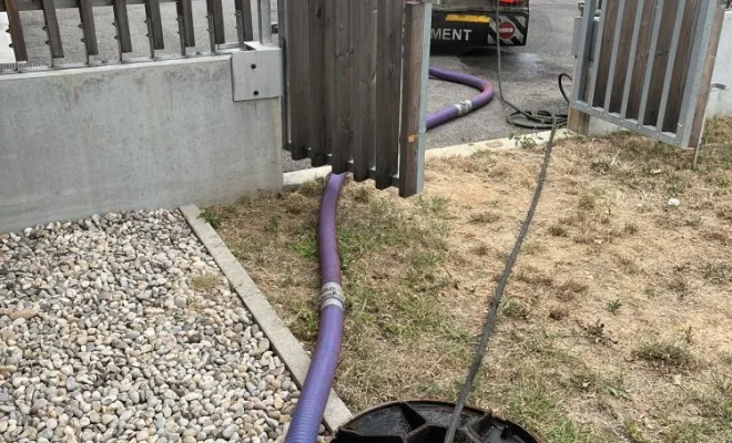 Vidange et nettoyage d'un bac à graisse dans une école à Saint Chef, Vaulx-Milieu, JP ASSAINISSEMENT