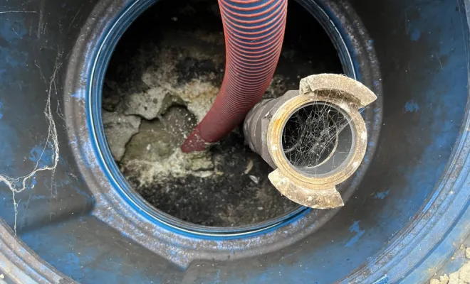 Vidange et nettoyage d'un bac à graisse dans une école à Saint Chef, Vaulx-Milieu, JP ASSAINISSEMENT