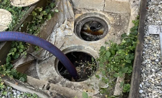 Vidange et nettoyage d'un bac à graisse dans une école à Saint Just Chaleyssin, Vaulx-Milieu, JP ASSAINISSEMENT