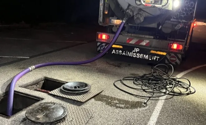 Vidange et nettoyage d'un bac à graisse dans un restaurant à Genas, Vaulx-Milieu, JP ASSAINISSEMENT