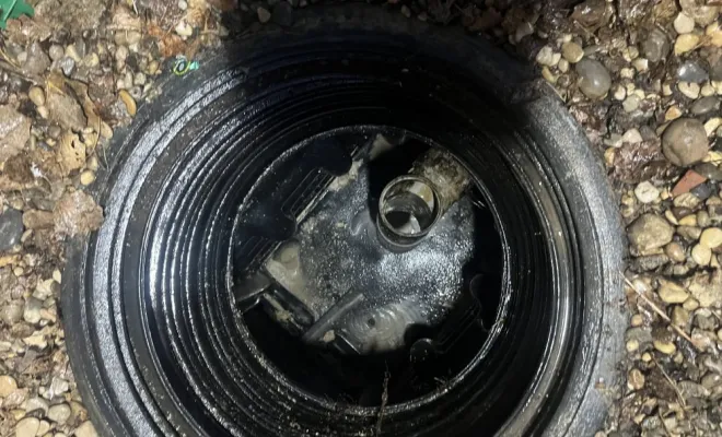 Vidange et nettoyage d'un bac à graisse dans un restaurant à Saint Laurent de Mure, Vaulx-Milieu, JP ASSAINISSEMENT