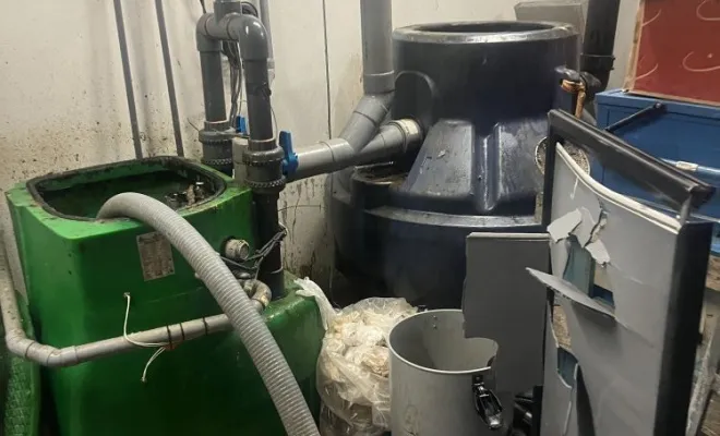 Vidange et nettoyage d'un bac à graisse et fosse de relevage pour un restaurant en sous sol à Morestel, Vaulx-Milieu, JP ASSAINISSEMENT