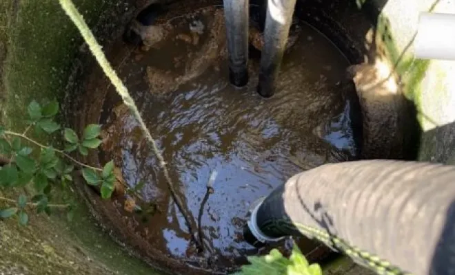 Vidange et nettoyage d'une fosse de relevage dans un camping à Vernioz, Vaulx-Milieu, JP ASSAINISSEMENT