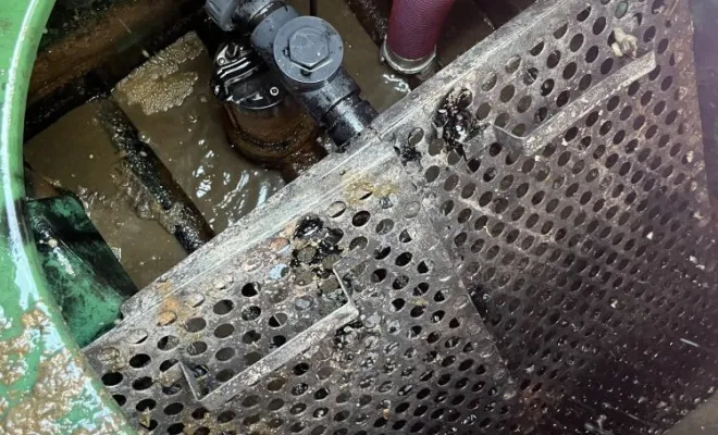 Vidange et nettoyage d'une fosse de relevage dans une entreprise à Saint Bonnet de mure, Vaulx-Milieu, JP ASSAINISSEMENT