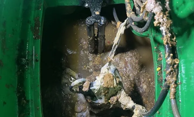 Vidange et nettoyage d'une fosse de relevage pour entretien dans une entreprise à Bourgoin Jallieu, Vaulx-Milieu, JP ASSAINISSEMENT