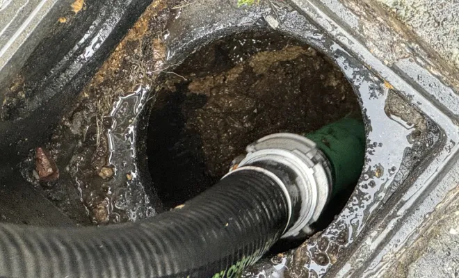 Vidange et nettoyage d'une fosse septique pour entretien à château Villain, Vaulx-Milieu, JP ASSAINISSEMENT