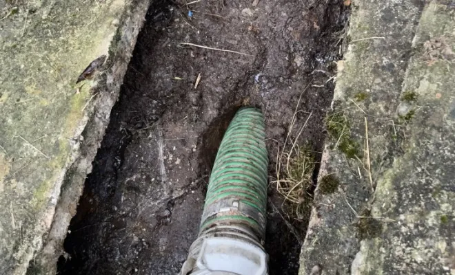 Vidange et nettoyage d'une fosse septique pour entretien à Cour et Buis, Vaulx-Milieu, JP ASSAINISSEMENT