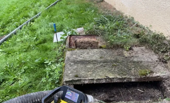 Vidange et nettoyage d'une fosse septique pour entretien à Cour et Buis, Vaulx-Milieu, JP ASSAINISSEMENT