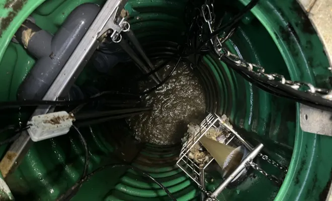 Vidange et nettoyage d'un poste de relevage dans une entreprise à la Tour Du Pin 2 pompes hs, Vaulx-Milieu, JP ASSAINISSEMENT