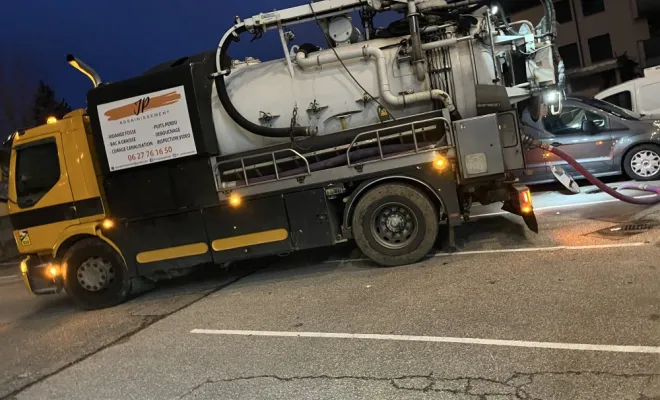 Vidange et nettoyage de deux bac à graisse de restaurant pour entretien à Bourgoin Jallieu, Vaulx-Milieu, JP ASSAINISSEMENT