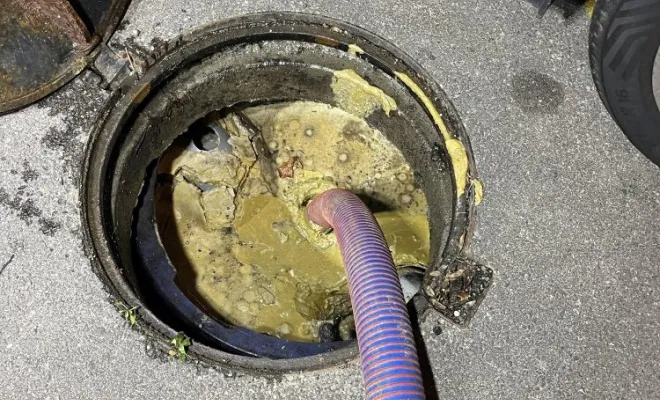 Vidange et nettoyage de deux bac à graisse de restaurant pour entretien à Bourgoin Jallieu, Vaulx-Milieu, JP ASSAINISSEMENT