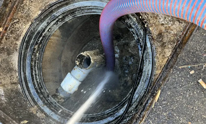 Vidange et nettoyage débouchage canalisation d'un bac à graisse restaurant à Tignieu, Vaulx-Milieu, JP ASSAINISSEMENT